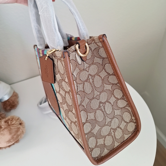 NWT Coach C5637 Dempsey Tote 22 Signature Jacquard Stripe Coach Patch Redwood - Picture 4 of 14
